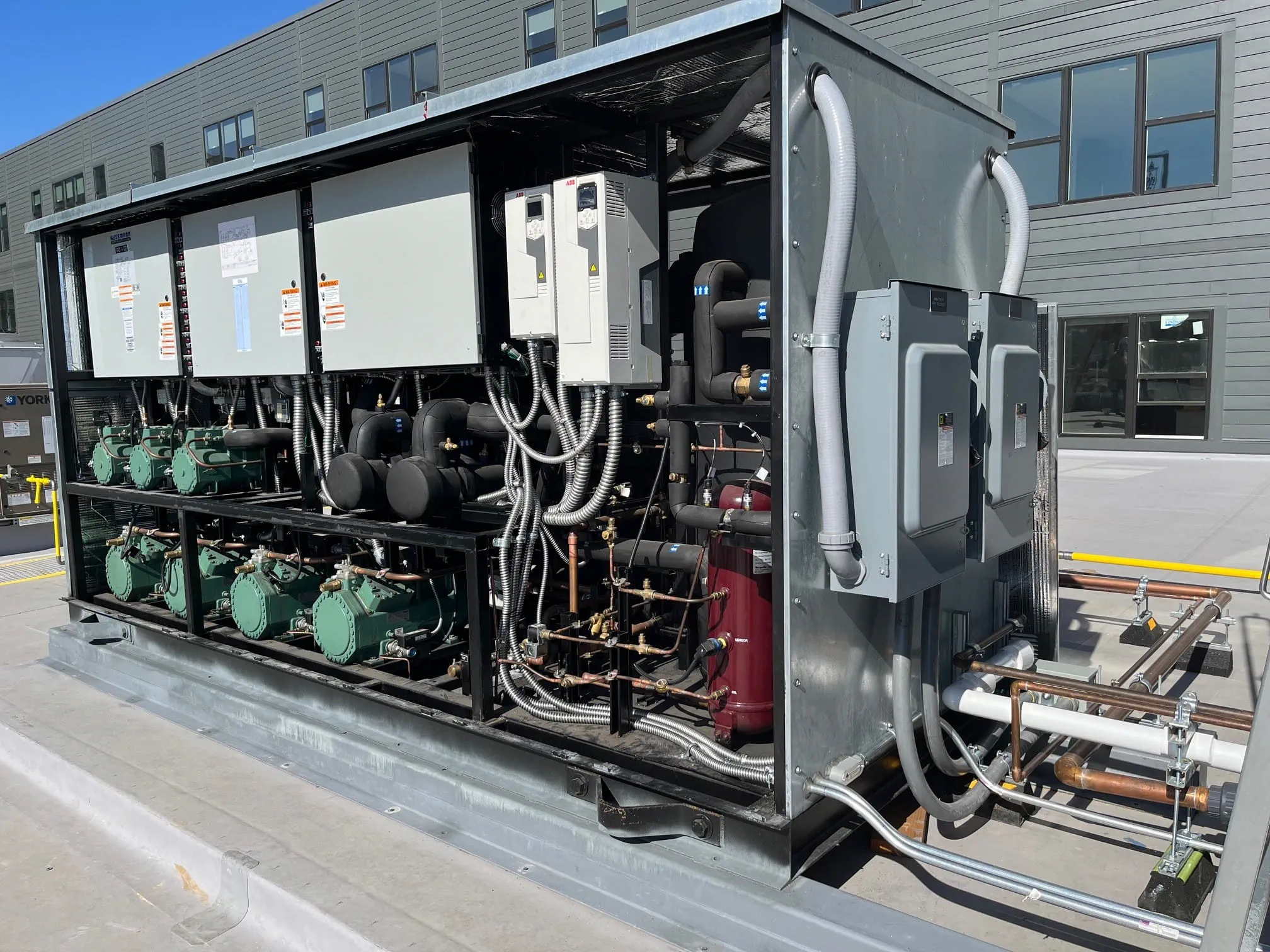TCO2-Rack-side-view-w-compressors-split-power-feed-image